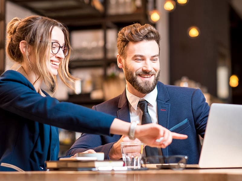 Persone che collaborano per candidatura a Bandi per startup e imprese Impact hub Milano