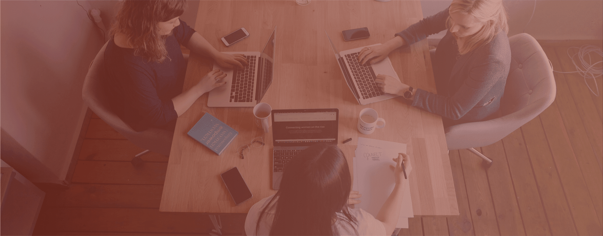 le donne si siedono a tavola e lavorano