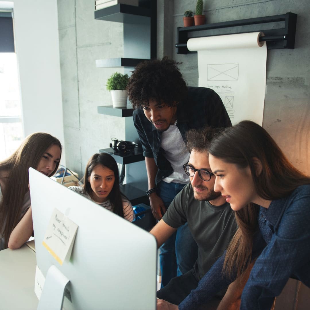 Team di persone che collabora per un progetto imprenditoriale grazie ai programmi di accelerazione per startup di Impact hub Milano