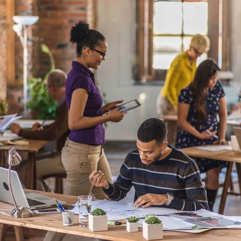 Gruppo di persone al lavoro