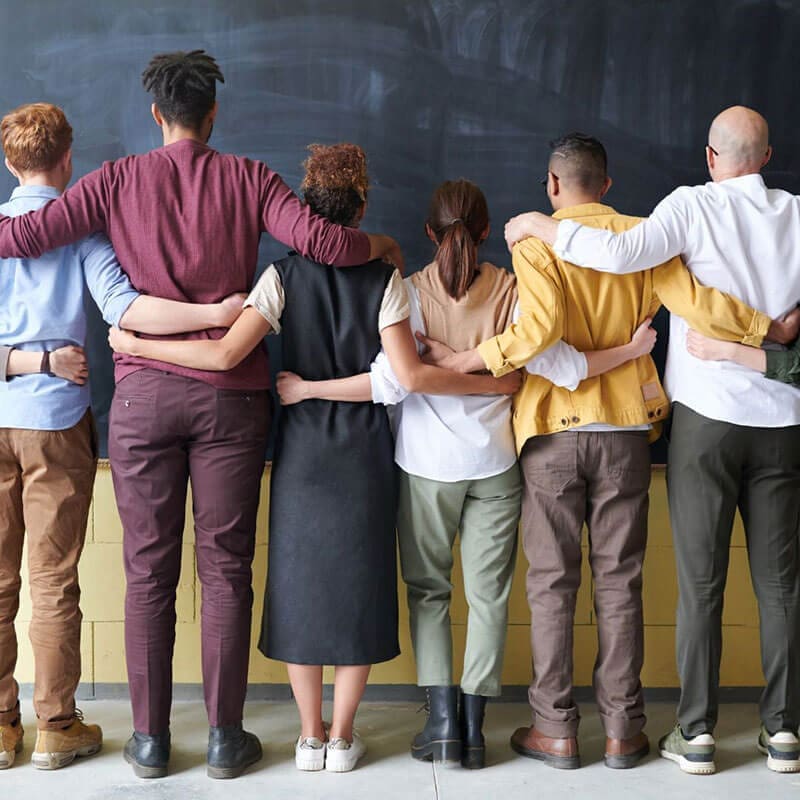 gruppo di persone della community che si abbracciano